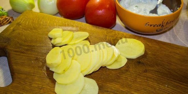 Рецепт мяса свинины по-французски с помидорами картошкой сыром