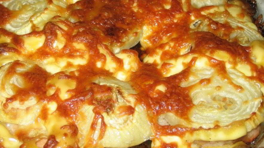 Рецепт свинины по-французски с сыром и луком