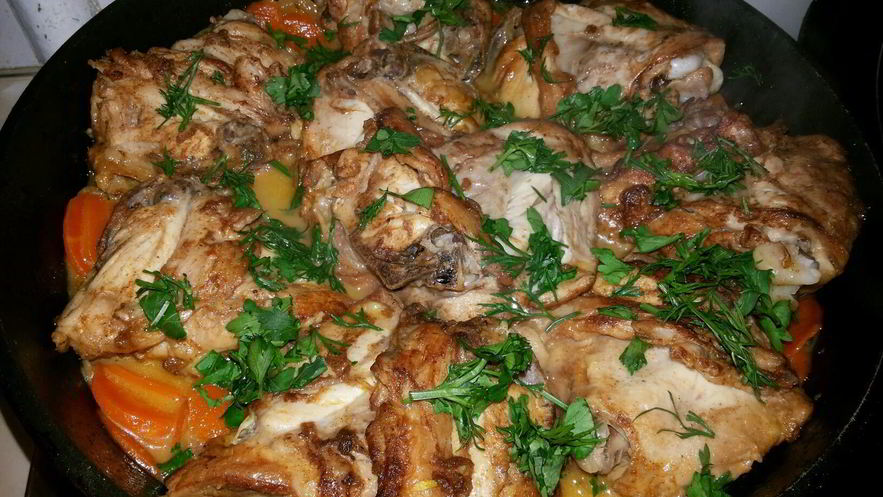 Рецепт кисла-сладких куриные бедрышки с морковью и зеленью