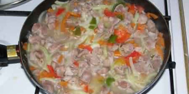 Рецепт куриных желудочков с овощами