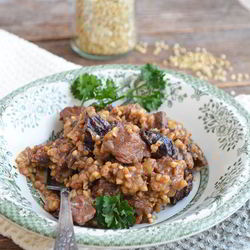 Рецепт Мяса лося, тушеное с зеленой гречкой и черносливом