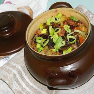 Рецепт Пражаниной — мяса с овощами, черносливом и грибами в горшочках