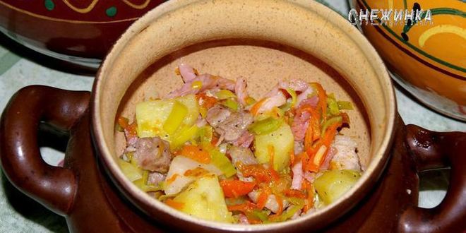 Рецепт пражаниной — мяса с овощами, черносливом и грибами в горшочках