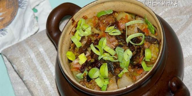 Рецепт пражаниной — мяса с овощами, черносливом и грибами в горшочках