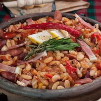 Рецепт Фасоли в деревенском стиле с колбасками и овощами