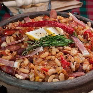 Рецепт Фасоли в деревенском стиле с колбасками и овощами