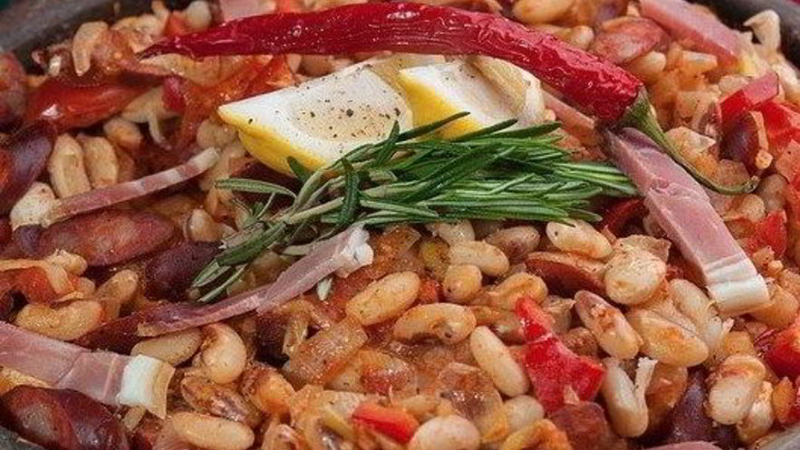 Рецепт фасоли в деревенском стиле с колбасками и овощами