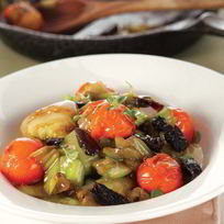 Рецепт Лука-порея, тушеного с черносливом и помидорами черри