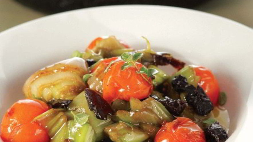 Рецепт лука-порея, тушеного с черносливом и помидорами черри