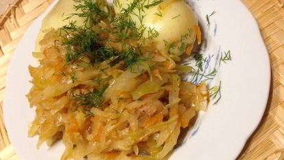 Рецепт Свежей капусты тушеной с курицей