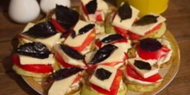 Рецепт жареных кабачков с помидорами и сыром