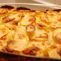 Рецепт Золотистого запеченого картофеля с чесноком и розмарином