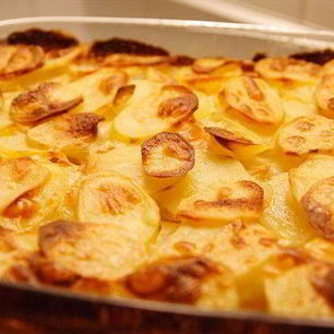 Рецепт Золотистого запеченого картофеля с чесноком и розмарином