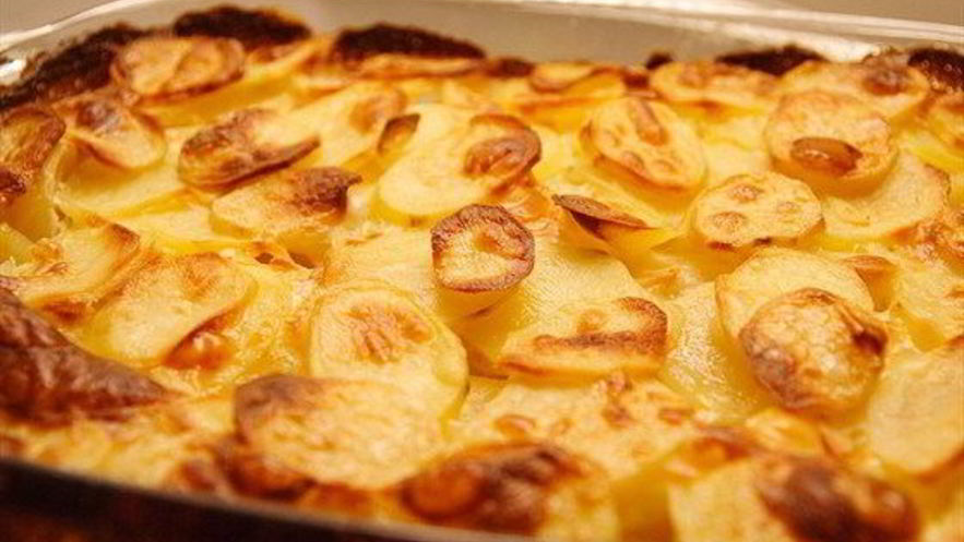 Рецепт золотистого запеченого картофеля с чесноком и розмарином