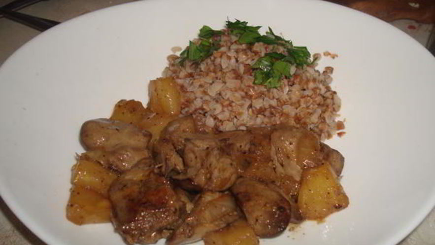 Рецепт куриной печени с ананасами и гречкой