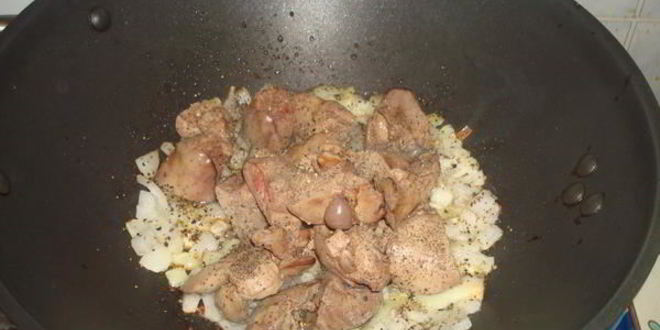 Рецепт куриной печени с ананасами и гречкой