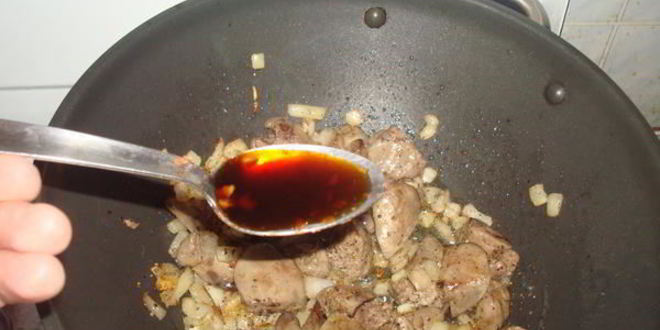 Рецепт куриной печени с ананасами и гречкой