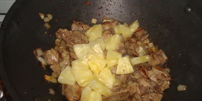 Рецепт куриной печени с ананасами и гречкой