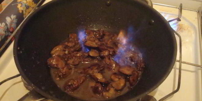 Рецепт куриной печени с ананасами и гречкой