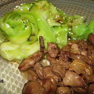 Рецепт Куриной печени с лимонно-медовым соусом и кабачковой лапшой