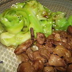 Рецепт Куриной печени с лимонно-медовым соусом и кабачковой лапшой