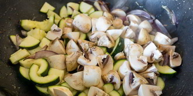 Рецепт куриной печени с овощами в азиатском соусе