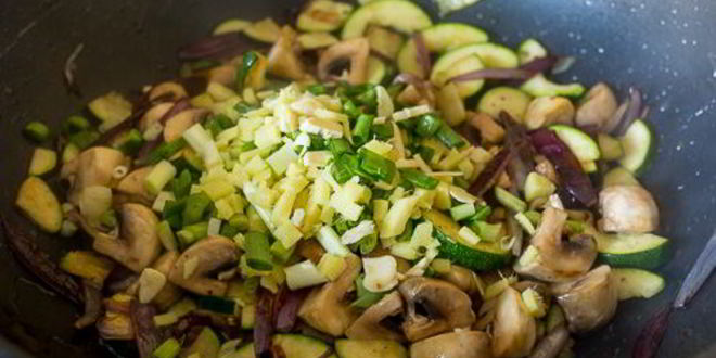 Рецепт куриной печени с овощами в азиатском соусе