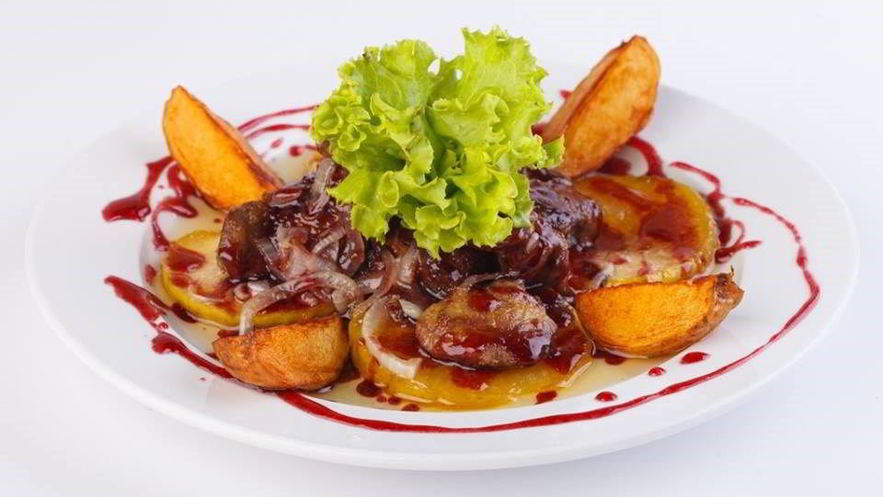 Рецепт куриной печени с яблоками в соусе из портвейна и брусники