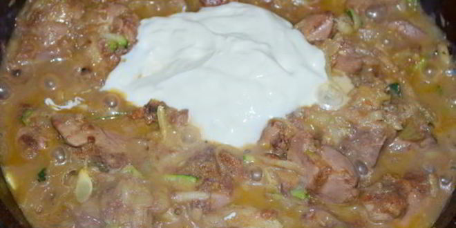 Рецепт куриной печени в кабачково-яблочном соусе