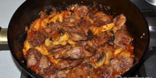 Рецепт куриной печенки с грибами и белым вином