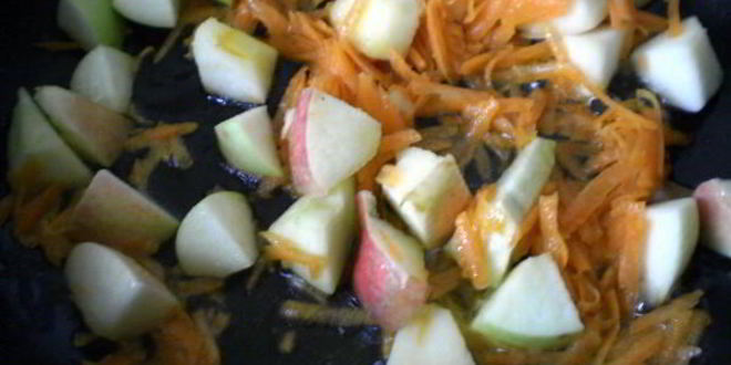 Рецепт печени с яблоками и черной смородиной