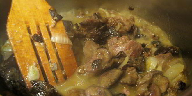 Рецепт тушеной куриной печени с яблоками