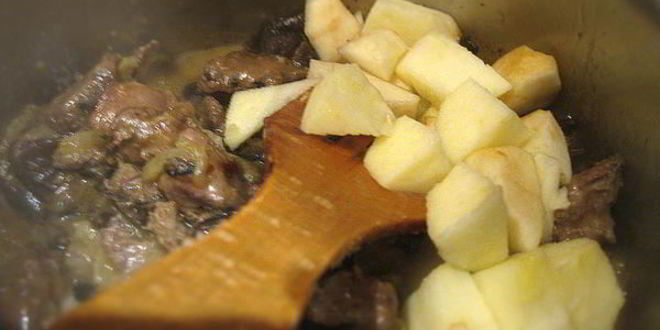 Рецепт тушеной куриной печени с яблоками