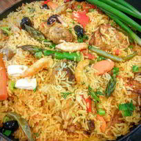 Паэлья с курицей и морепродуктами