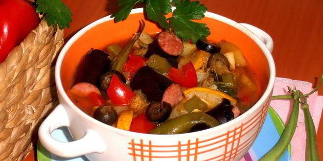 Рецепт ароматного рагу с колбасками