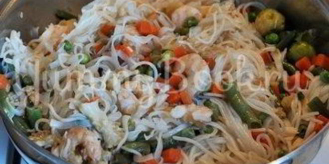 Рецепт рисовой лапши с креветками и овощами