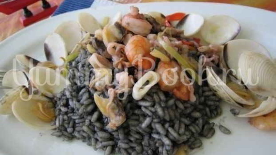 Рецепт ризотто черного с дарами моря