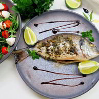 Рецепт Дорады на оливковом масле с базиликом, лаймом и чесноком