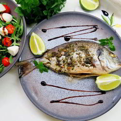 Рецепт Дорады на оливковом масле с базиликом, лаймом и чесноком