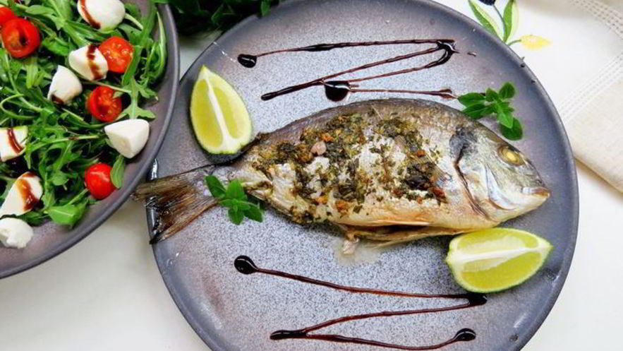 Рецепт дорады на оливковом масле с базиликом, лаймом и чесноком