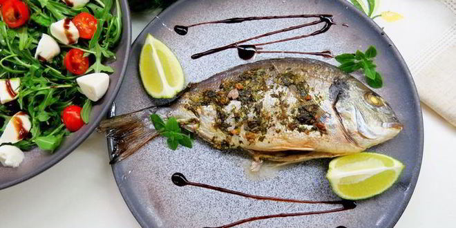 Рецепт дорады на оливковом масле с базиликом, лаймом и чесноком