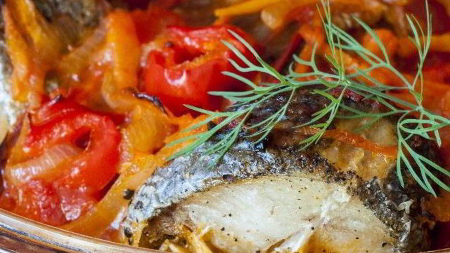 Рецепт минтая тушеного с морковью и луком