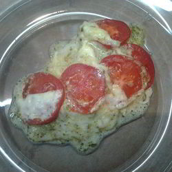 Рецепт Рыбы, запеченной под помидорами и моцареллой