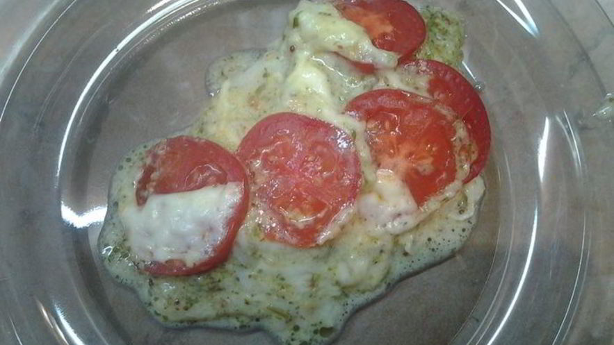 Рецепт рыбы, запеченной под помидорами и моцареллой