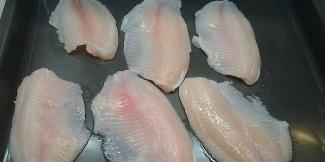 Рецепт рыбы, запеченной под помидорами и моцареллой