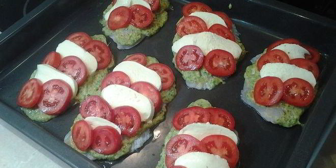 Рецепт рыбы, запеченной под помидорами и моцареллой