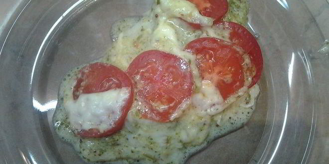 Рецепт рыбы, запеченной под помидорами и моцареллой