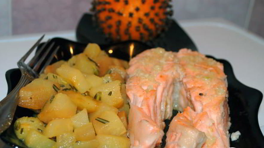 Рецепт семги с чесночным маслом и грушевым гарниром