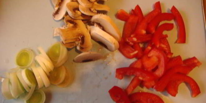 Рецепт семги, запеченной в фольге с овощами, на мангале