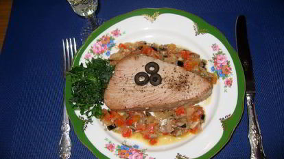 Рецепт Тунца, запеченного с анчоусами и овощами